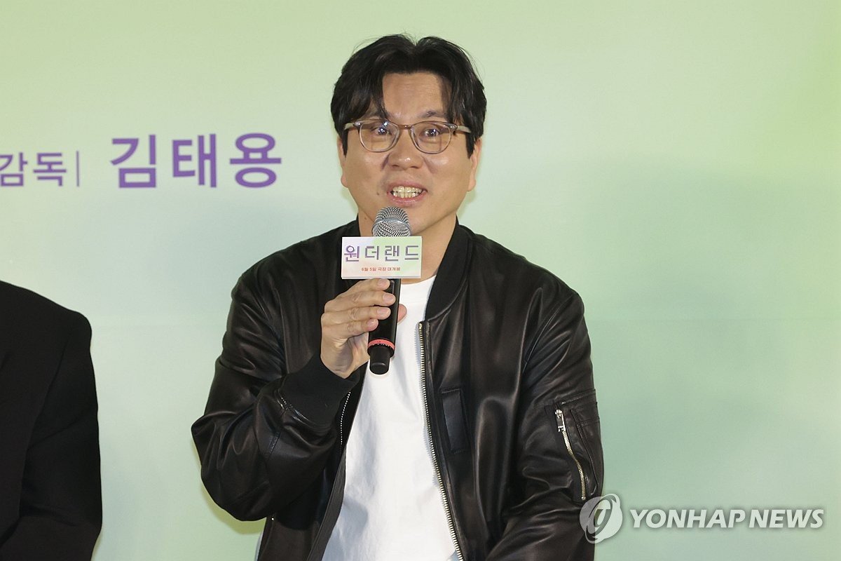 Director Taeyong Kim giving a greeting